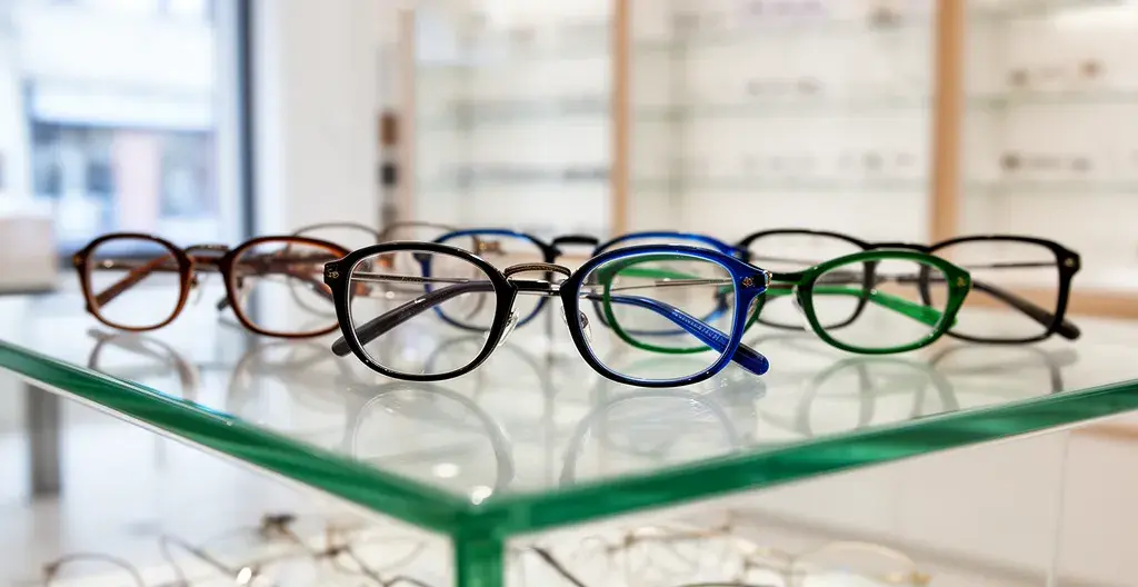 Collection de lunettes Prada disposées sur un présentoir élégant en boutique