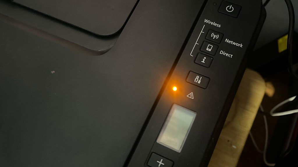 Panneau de contrôle d'une imprimante jet d'encre avec voyant d'avertissement orange allumé